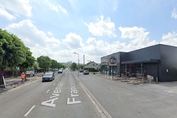 Un éboueur a été percuté par un camion-poubelle d'une autre société dans la rue Pierre-Mendès-France à Laon, au niveau de la boulangerie Marie-Blachère.