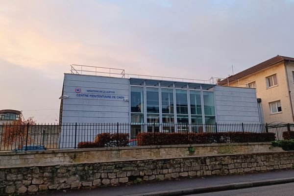 Le centre pénitentiaire de Caen, dit également prison de Beaulieu, accueille des détenus condamnés à de longues peines depuis 1975.