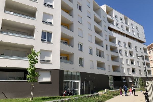 Un des bâtiments de l'écoquartier Faubourg Raines de Dijon, juste à côté de la Cité de la Gastronomie.