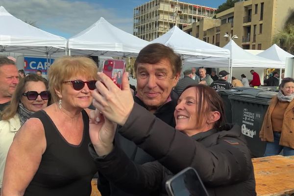 Jean-Pierre Foucault prenant un bain de soleil et un bain de foule ce dimanche 9 février à Carry-le-Rouet en pleine c oursinade.