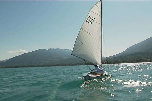 Après 30 ans passés au fond d'un garage, "Le Victoire" se pavane de nouveau sur le lac d'Annecy