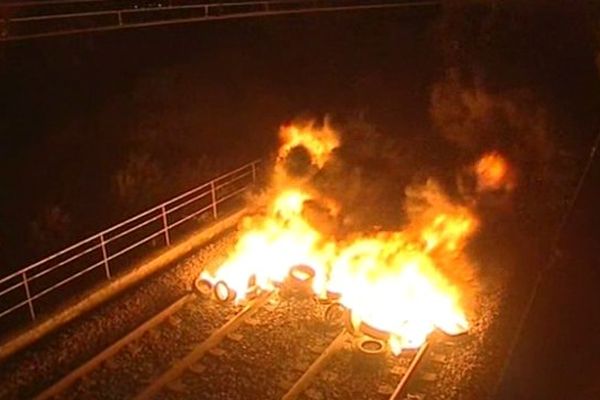 Un feu de palette sur la voie ferrée allumé par les viticulteurs en colère, à Carcassonne, dans l'Aude.