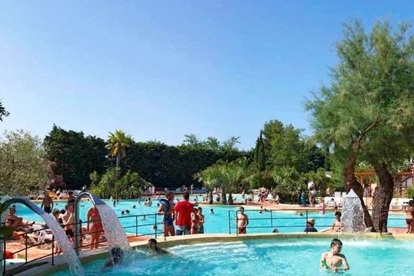 La piscine du camping la Petite camargue