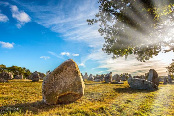 Cirrus sur les menhirs de Carnac (56)