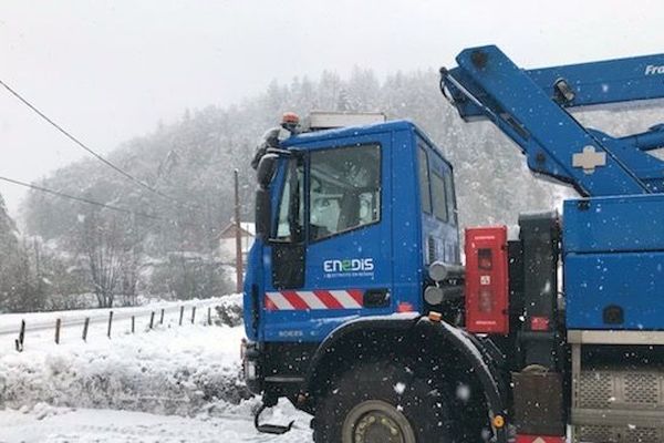 La neige est de retour dans les Vosges. Il neige à basse altitude depuis ce lundi matin très tôt. 