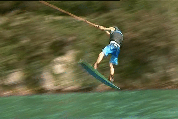 Du débutant au pro du kitesurf, tous profitent du nouveau téléski nautique d'Inzinzac-Lochrist