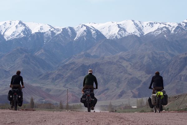"La cyclodyssée" est un documentaire aventure sur le périple de trois Picards ayant traversé l'Europe, le Caucase et l'Asie Central pour se rendre en Corée du Sud. Afin de rejoindre le plus grand rassemblement de scouts du monde.