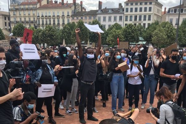 Plus d'un millier de manifestants se sont rassemblés place Bellecour à Lyon, à l'appel du collectif Afro-descendants.