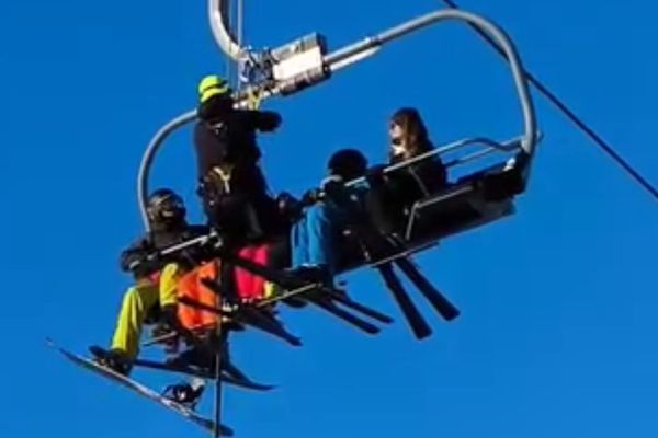 Marjorie (à droite sur le siège) et ses enfants avant la descente en rappel.