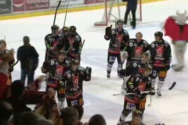 Mardi 20 novembre, les hockeyeurs sur glace amiénois se sont largement imposés à domicile face à Brest (10-2).