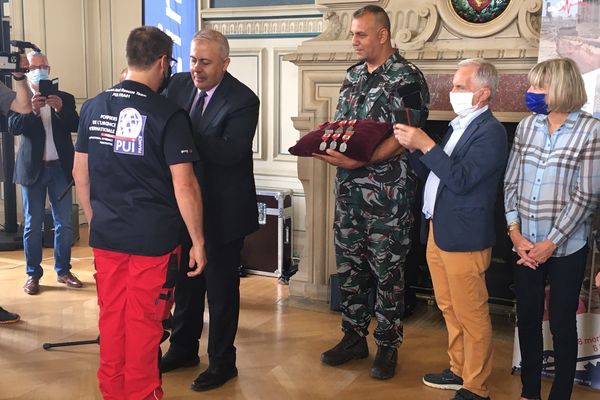 Le gouverneur de Beyrouth, Marwan Abboud, a décoré la vingtaine de Pompiers de l'Urgence Internationale qui étaient intervenus dans sa ville en août 2020, ce samedi 3 juillet à la mairie de Limoges.