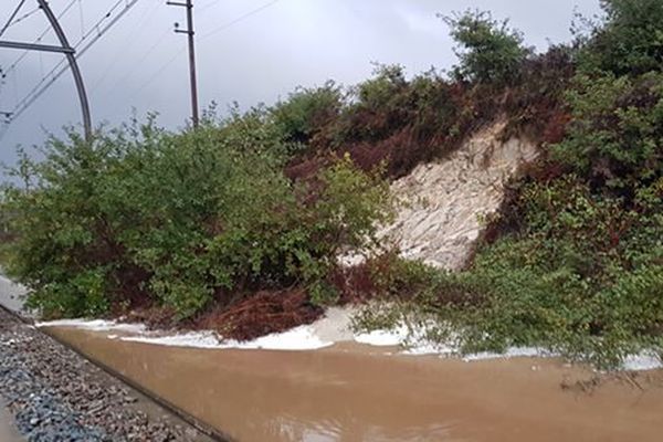 Cette deuxième coulée de boue sur les voie à hauteur de Laluque empêche toute reprise du trafic entre Dax et Morcenx