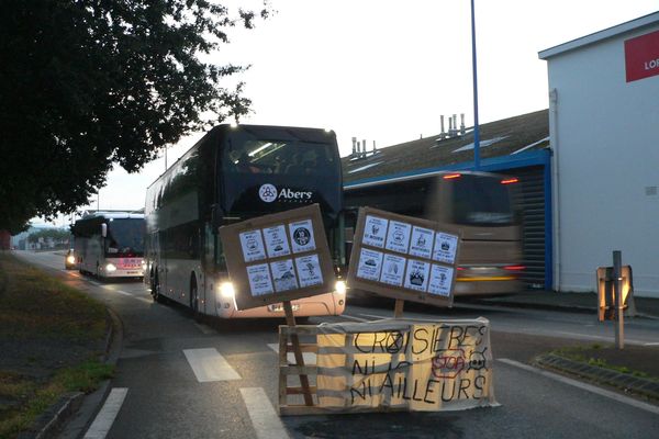 Le collectif Extinction Rébellion a bloqué ce dimanche 10 septembre 2023 des passagers descendus d'un paquebot de croisière.