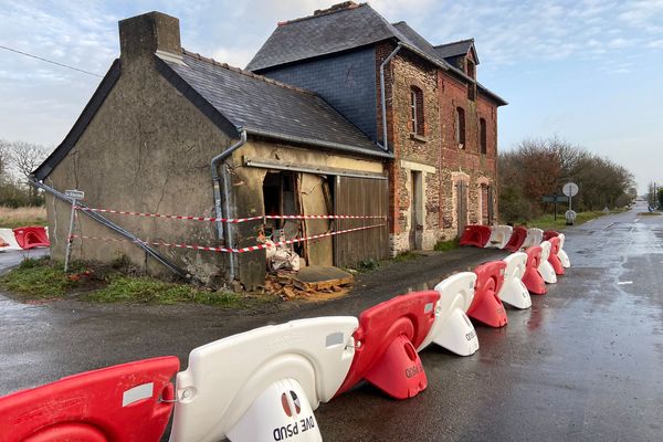 La voiture, avec à son bord 3 jeunes hommes de 18 ans, a percuté le pignon de cette maison à grande vitesse