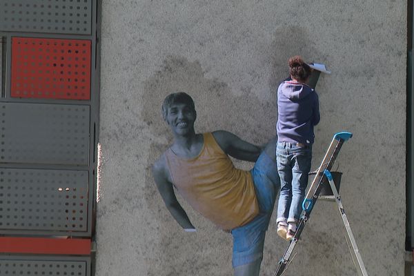 Des portraits géants des habitants sont affichés sur les bâtiments du quartier du Biollay à Chambéry.