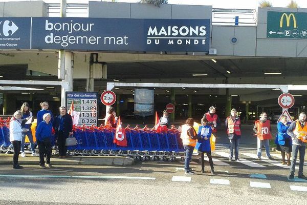 Les grévistes bloquent une des entrées du supermarché Carrefour de Cesson-Sévigné (35)