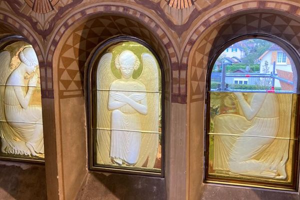 Des anges de Lalique sont en cours d'installation dans l'église Saint Nicaise de Reims.