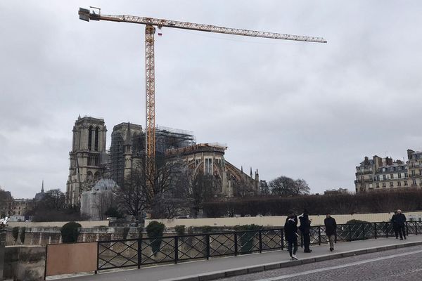 La grue fait 75 mètres de haut et est l'une des plus hautes d'Europe.