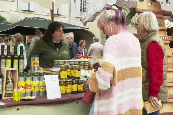 Le marché de producteurs locaux, situé sur la Place aux Herbes d'Uzès, dans le Gard, a fait le plein, en partie grâce aux 5000 visiteurs du festival  “Saveurs et Savoirs” qui regroupait des grands noms de l’univers culinaire.