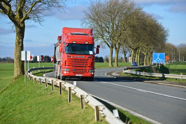 Comment assurer le trafic des camions dans la commune de Charly sans impacter les habitants ,