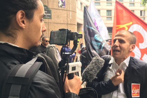 Ahmed Berrahal, chauffeur de bus et élu CGT RATP est interrogé par un journaliste avant son conseil de discipline mercredi 10 juin à Paris. 