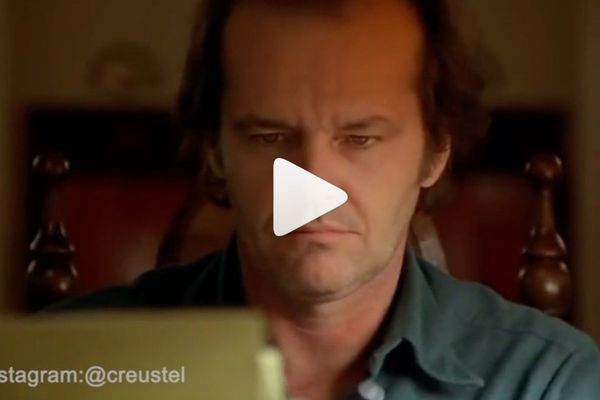 Un compte instagram parodie les films classiques pendant le confinement. Dans cet extrait de Shining, Jack Nicholson doit remplir son attestation de sortie.