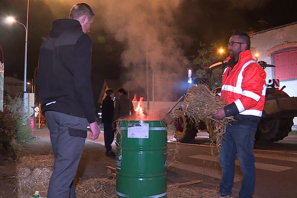 Les agriculteurs ont entamé une première nuit de mobilisation le dimanche 17 novembre à Arnay-le-Duc en Côte-d'Or.