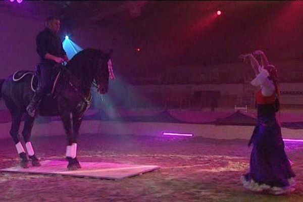 Damien, l'artiste équestre et Florès, la danseuse avec le cheval Caméléone répètent le spectacle éphémère de la Saint-Sylvestre au Cabaret des dunes.