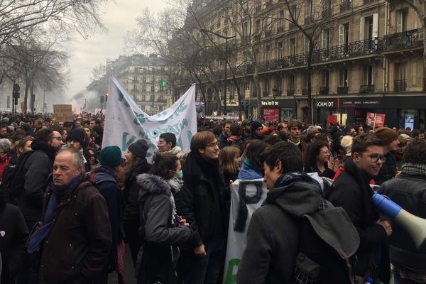 Des milliers de personnes défilent lors de la manifestation du 9 janvier à l'appel d'une intersyndicale menée par la CGT et FO.