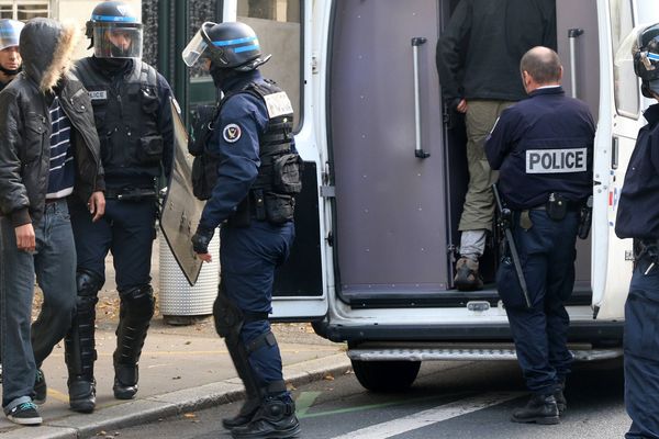 Un groupe d'une quarantaine de zadistes de Notre-Dame-de-Landes a mené une action d'occupation, ce jeudi matin, du cabinet d'avocats de la société Aéroports du Grand Ouest-Vinci, à Nantes. Au moment de partir, ils ont été pris au piège sur le boulevard Launay par la police. Plusieurs dizaines de zadistes ont été arrêtées et transportés au commissariat de Nantes.