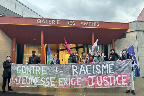 Une vingtaine de personnes s'est rassemblée devant la galerie des amphis de l’université Grenoble-Alpes le 18 janvier 2024 pour protester contre les délais de renouvellement des titres de séjours des étudiants étrangers.