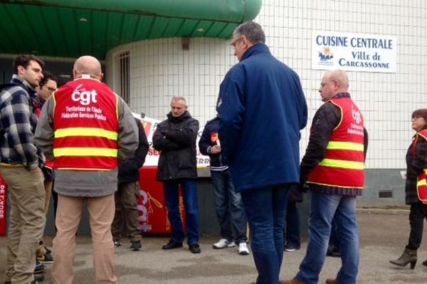 Piquet de grève devant la cuisine centrale de carcassonne