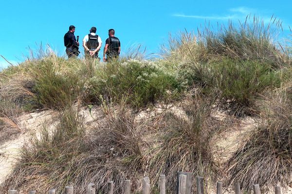 Les forces de l'ordre ont bouclé certains accès à la plage du Grand Travers, entre Carnon et La Grande-Motte jusqu'en milieu d'après midi, lundi 26 août, après une fusillade visant le rappeur SCH.