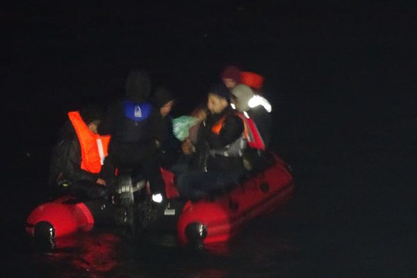 Treize personnes migrantes dont une femme et un nourrisson se trouvaient à bord de ce canot.