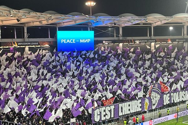 Les drapeaux flottants au-dessus de la tribune Brice Taton.