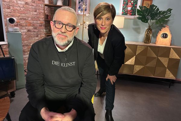 Philippe Platel, le directeur du festival Normandie impressionniste en compagnie de Julie Howlett sur le plateau de l'émission culturelle Bavette normande.