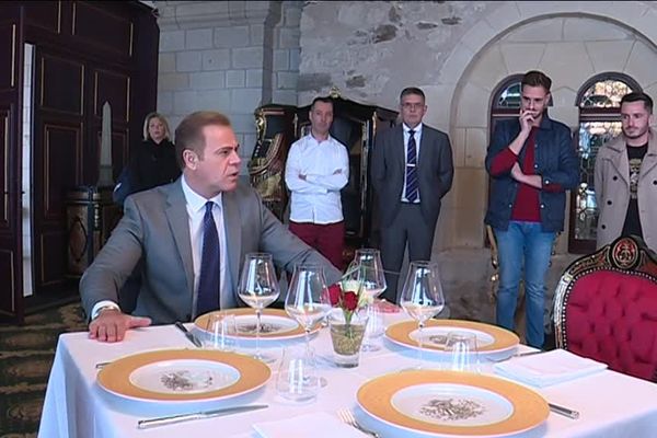 Le propriétaire américain du château du prieuré, Zaya Younan, est attentif à chaque détail de l'aménagement.