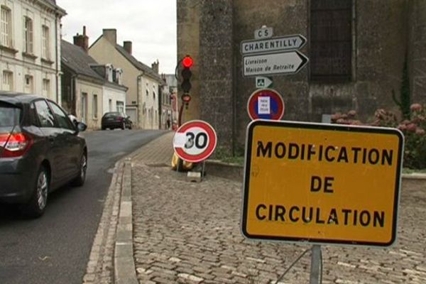 Feu tricolore dans la rue principale de Semblançay (Indre-et-Loire) 