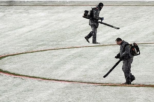 Le stade de Villeneuve-d'Ascq en décembre 2010 : après avoir retiré une bâche, des employés tentent d'enlever la neige . Finalement le match Lille-Lorient avait été reporté...