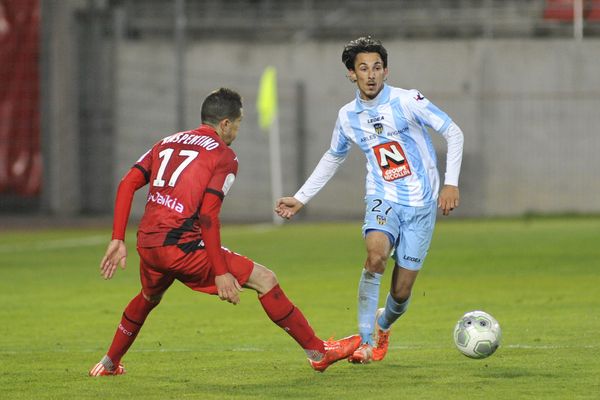 Hugo Rodriguez, en bleu, en avril 2015, lors d'un match de son club, l'AC Arles-Avignon, contre Dijon DFCO.