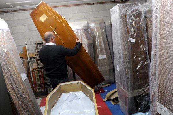 Une entreprise de pompes funèbres à Lons-le-Saunier (Jura), le 30 octobre 2012.