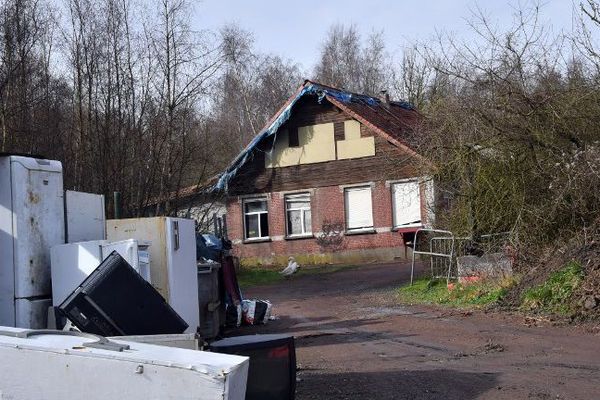 La maison habitant le camp d'Angres a été détruite. (archives) 