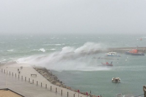 Ça soufflait fort ce vendredi après-midi sur le Conquet (Finistère)