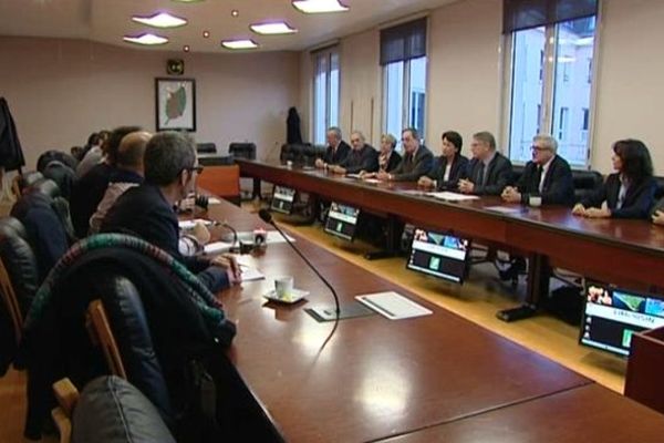 Des responsables politiques et économiques, partisans de la LGV, lors de leur conférence de presse ce matin.