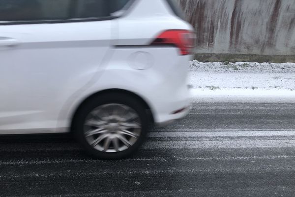 Les routes givrées et les opérations de déneigement ont provoqué de nombreux ralentissements sur le territoire.