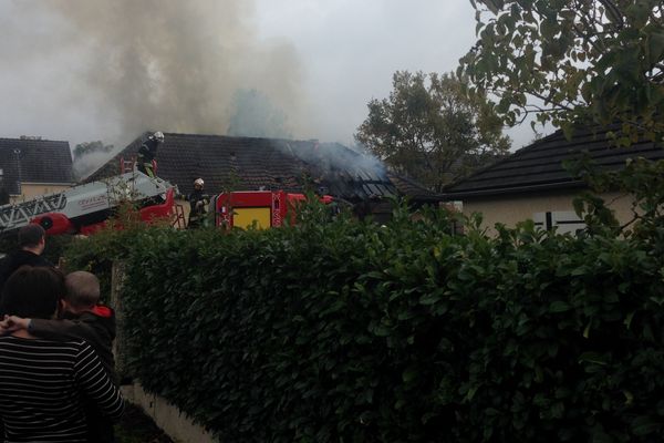 Une vingtaine de pompiers a été mobilisée pour éteindre l'incendie.