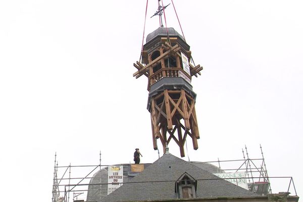 Le lanternon de 20 tonnes "réceptionné" par les artisans  sur le toit de l'église Saint-Jacques