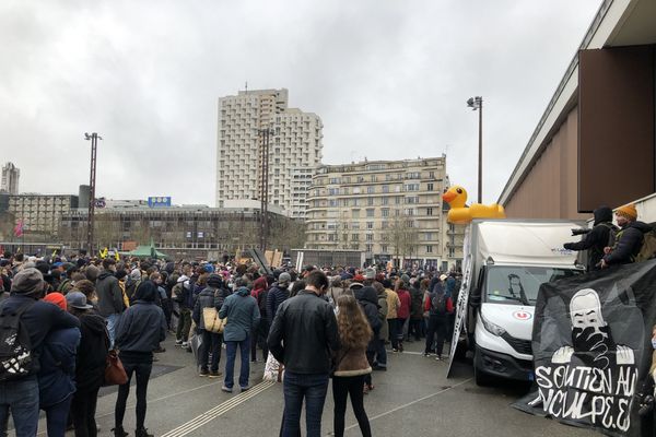 Près d'un millier de manifestants rassemblés sur l'esplanade Charles de Gaulle à Rennes