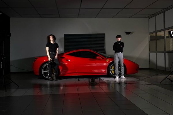 Noé Pernin et Léo Koehl devant une Ferrari 488.