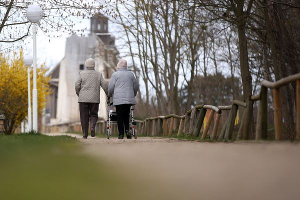 Des chutes, jugées anodines pour les plus jeunes, peuvent facilement entraîner des complications chez les seniors (photo d'illustration).